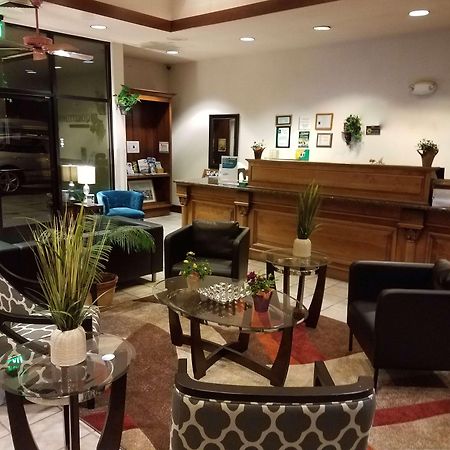 מלון Ramada By Wyndham ארקטה מראה חיצוני תמונה