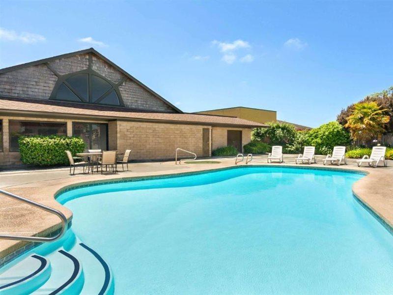 מלון Ramada By Wyndham ארקטה מראה חיצוני תמונה