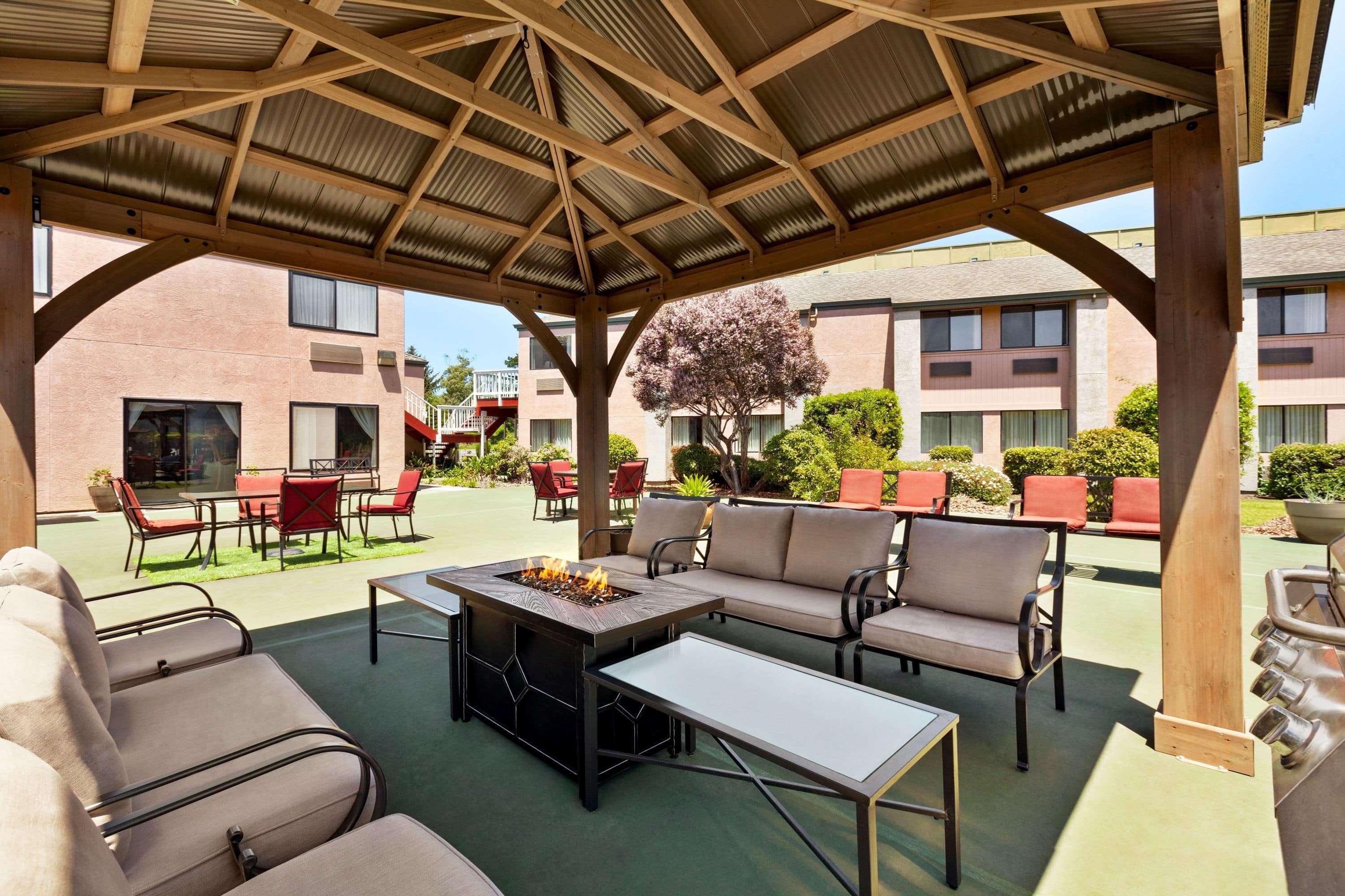 מלון Ramada By Wyndham ארקטה מראה חיצוני תמונה