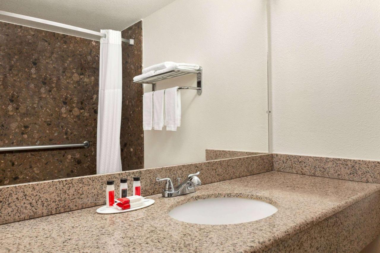 מלון Ramada By Wyndham ארקטה מראה חיצוני תמונה